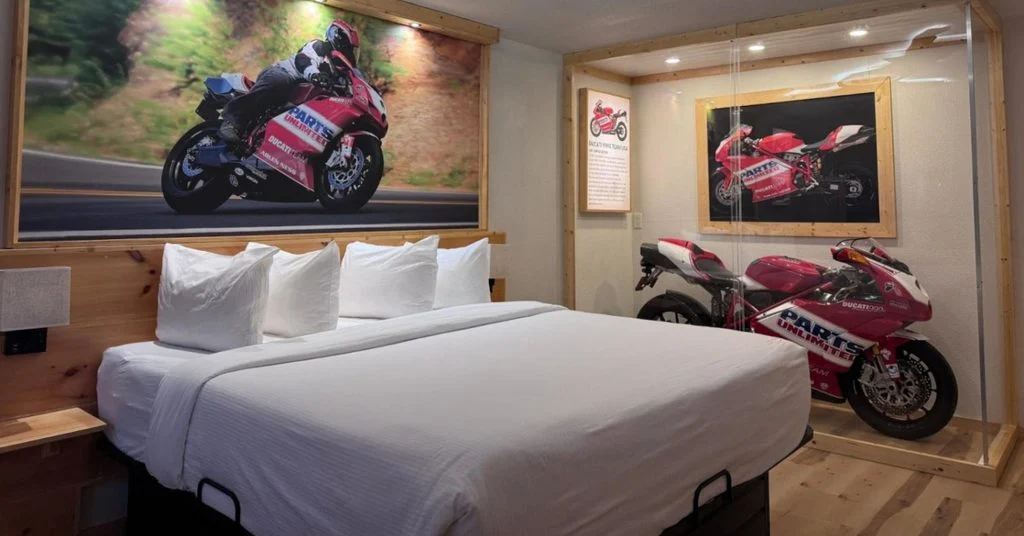 Fachada do Motorcycle Inn, um hotel temático nos EUA, com motocicletas clássicas em exibição e arquitetura convidativa para motociclistas.