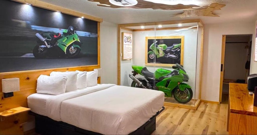 Fachada do Motorcycle Inn, um hotel temático nos EUA, com motocicletas clássicas em exibição e arquitetura convidativa para motociclistas.