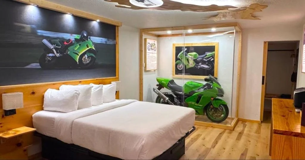 Fachada do Motorcycle Inn, um hotel temático nos EUA, com motocicletas clássicas em exibição e arquitetura convidativa para motociclistas.