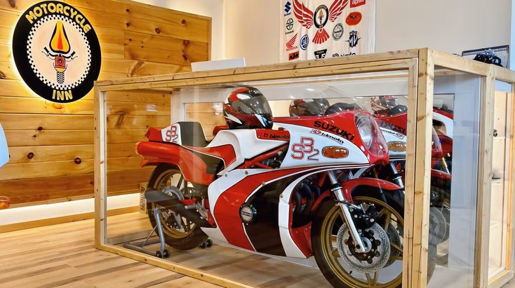 Fachada do Motorcycle Inn, um hotel temático nos EUA, com motocicletas clássicas em exibição e arquitetura convidativa para motociclistas.