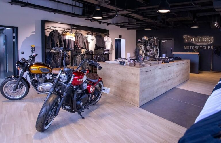 Motocicleta urbana trafegando em trânsito intenso, simbolizando a agilidade e economia de combustível em cidades impactadas pelos altos preços.