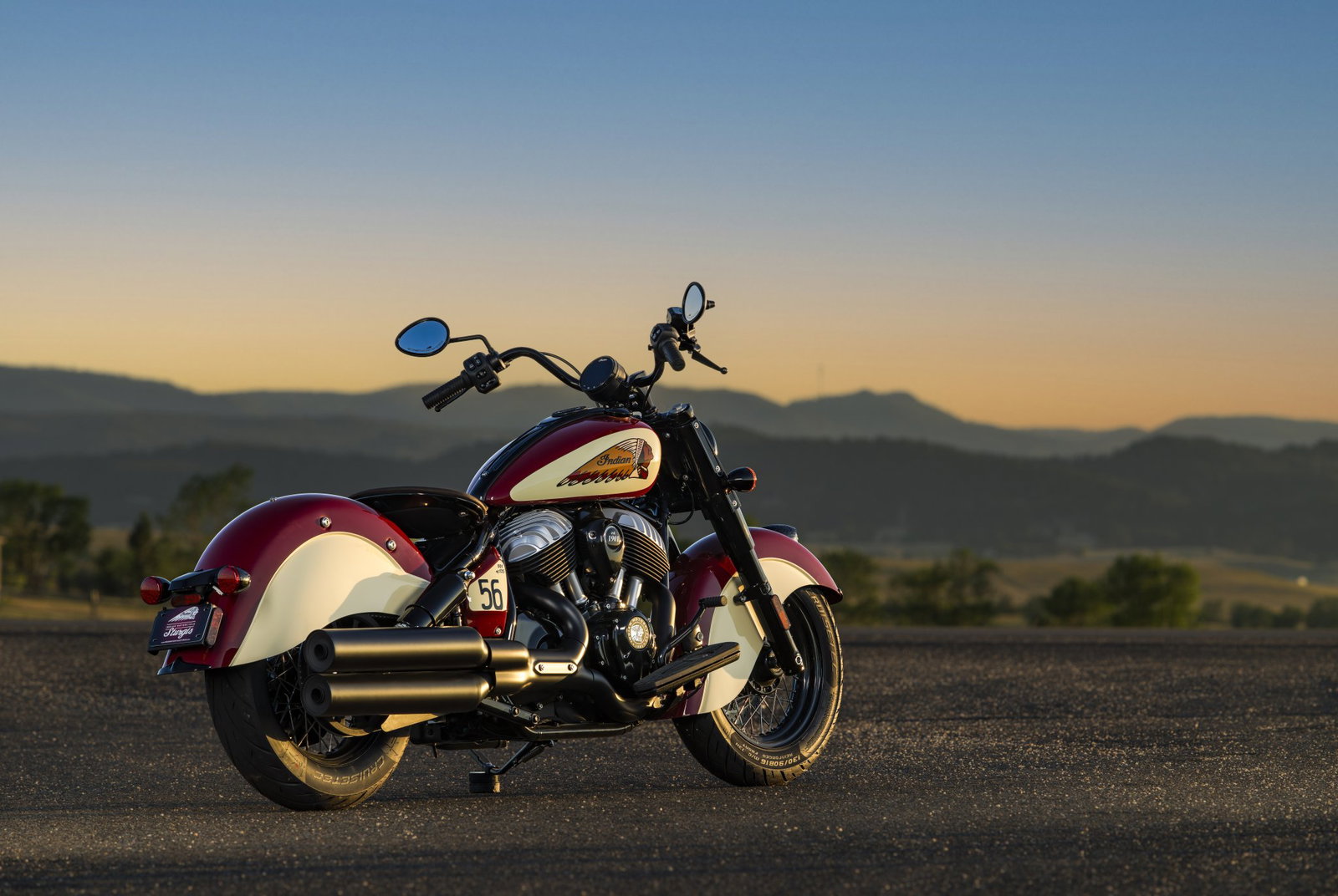 Indian Chief Vintage Sturgis SD Edition exibindo seu acabamento premium e detalhes cromados sob a luz do sol, com o logo de 125 anos visível.