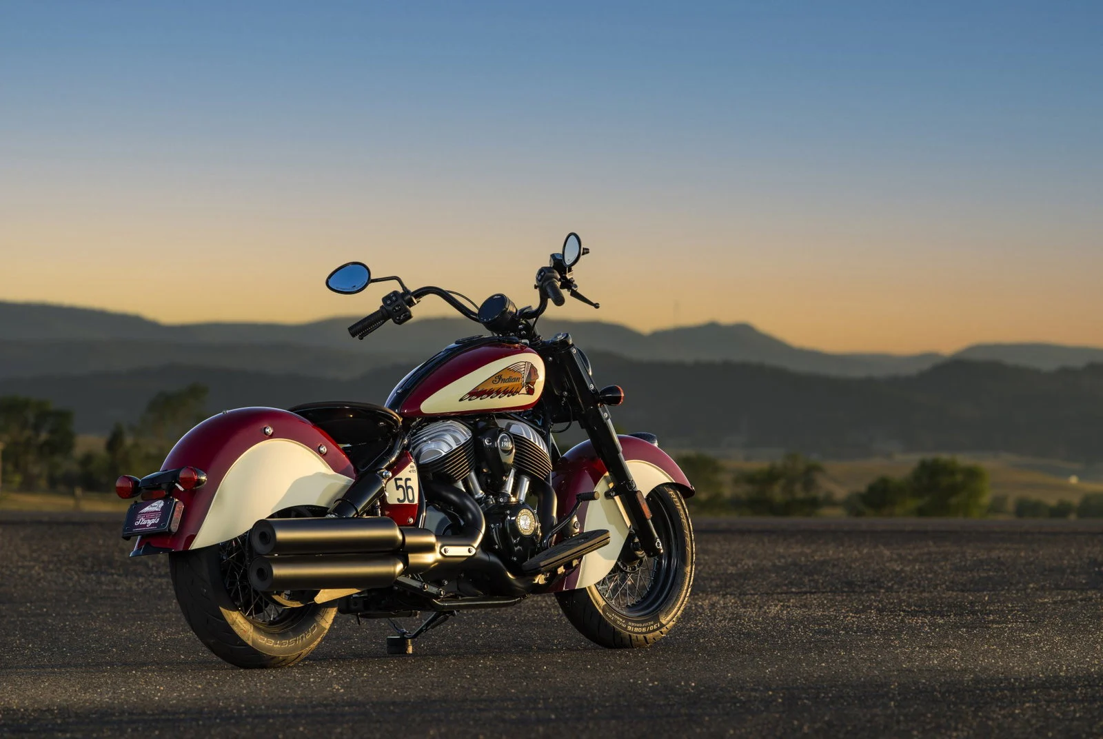 Indian Chief Vintage Sturgis SD Edition exibindo seu acabamento premium e detalhes cromados sob a luz do sol, com o logo de 125 anos visível.