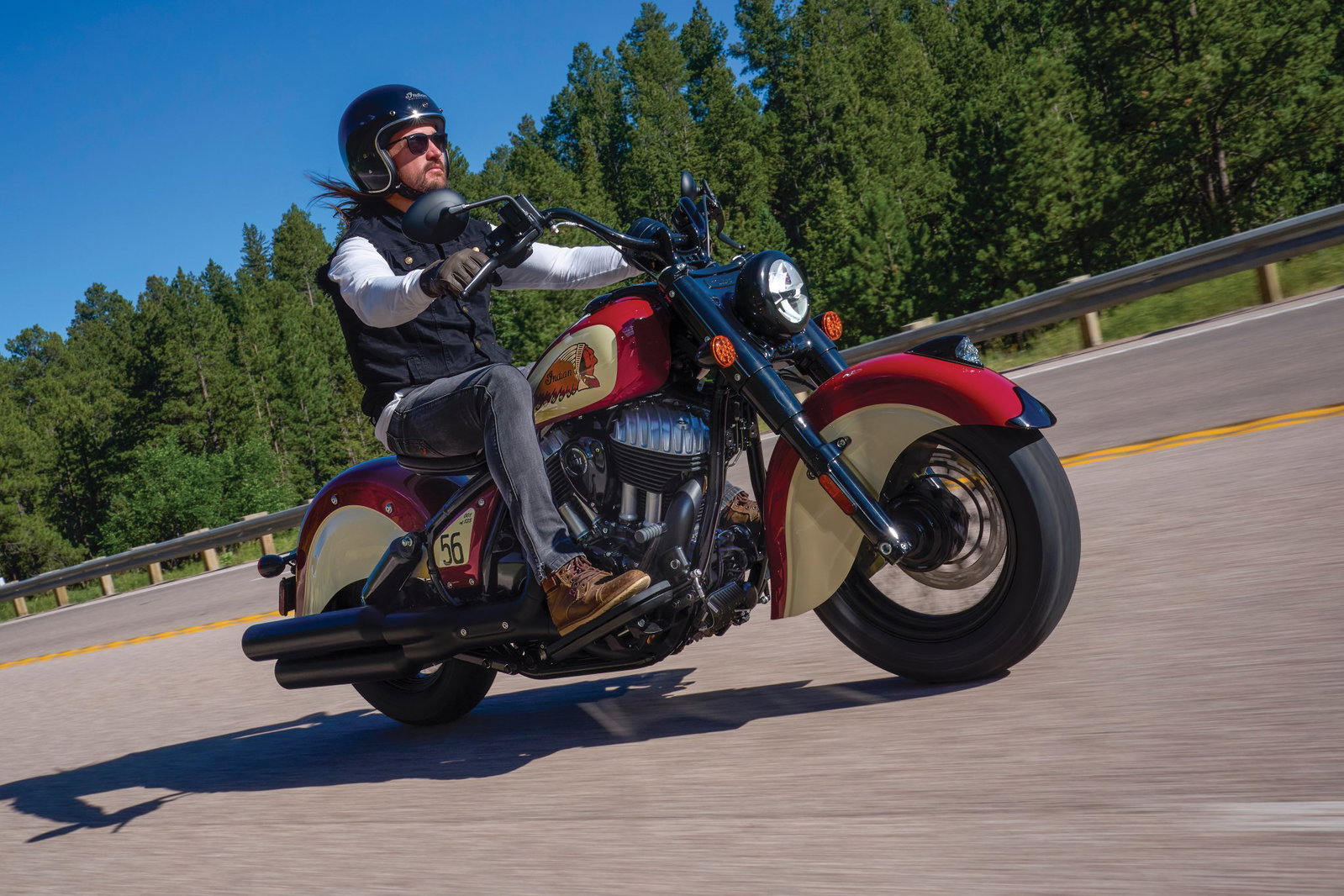 Indian Chief Vintage Sturgis SD Edition exibindo seu acabamento premium e detalhes cromados sob a luz do sol, com o logo de 125 anos visível.