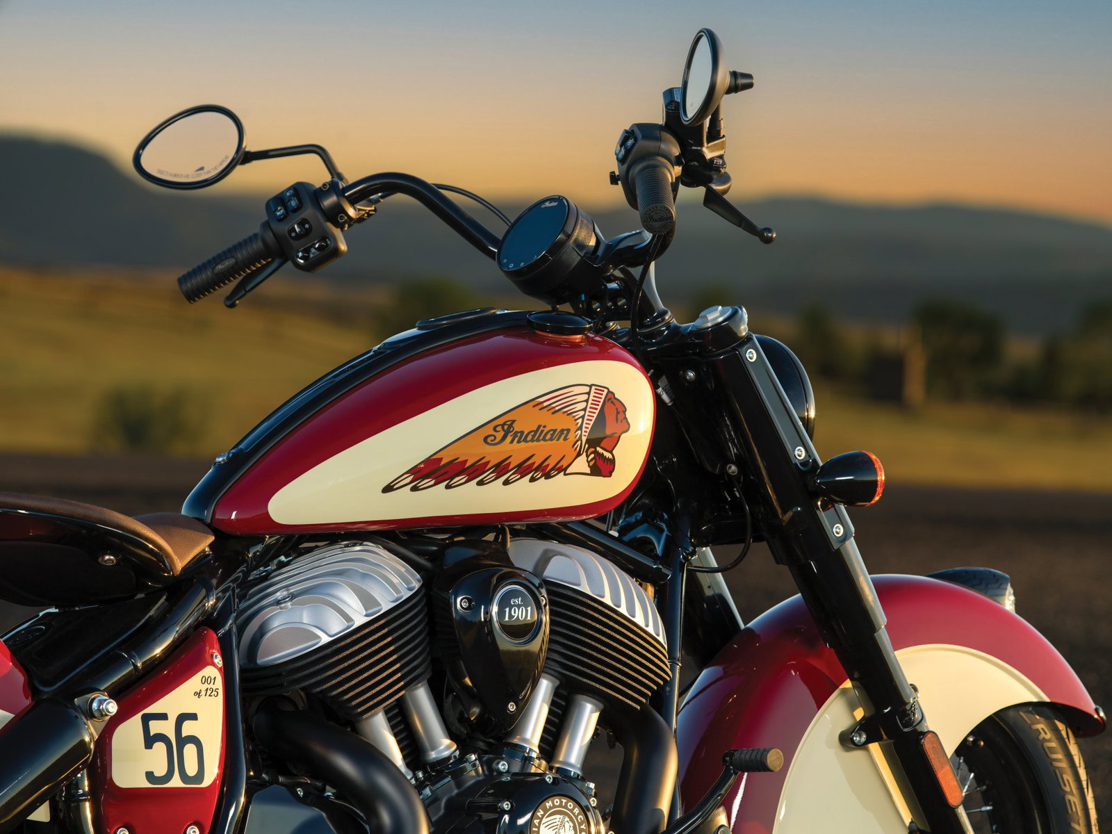 Indian Chief Vintage Sturgis SD Edition exibindo seu acabamento premium e detalhes cromados sob a luz do sol, com o logo de 125 anos visível.