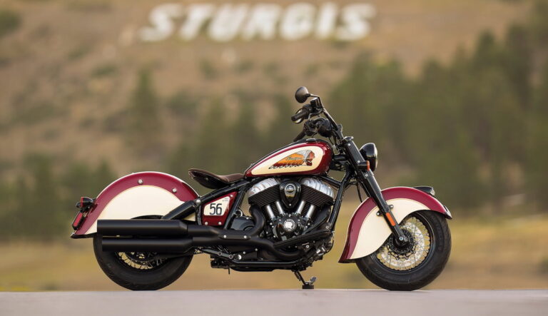 Indian Chief Vintage Sturgis SD Edition exibindo seu acabamento premium e detalhes cromados sob a luz do sol, com o logo de 125 anos visível.