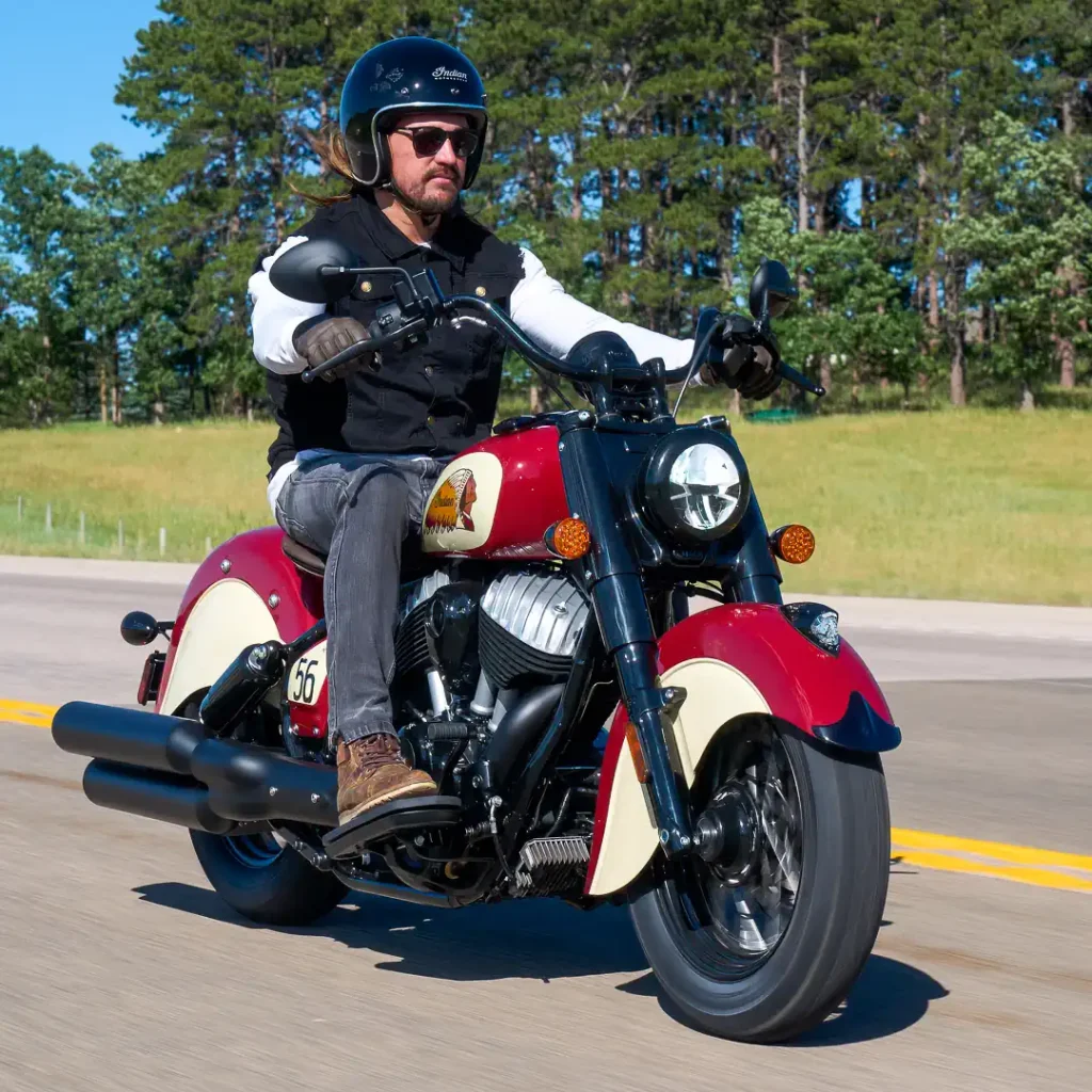 Indian Chief Vintage Sturgis 2026, motocicleta clássica de edição limitada com pintura retrô inspirada nas corridas de Sturgis dos anos 30.