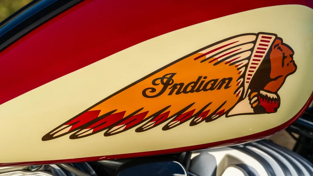 Indian Chief Vintage Sturgis 2026, motocicleta clássica de edição limitada com pintura retrô inspirada nas corridas de Sturgis dos anos 30.