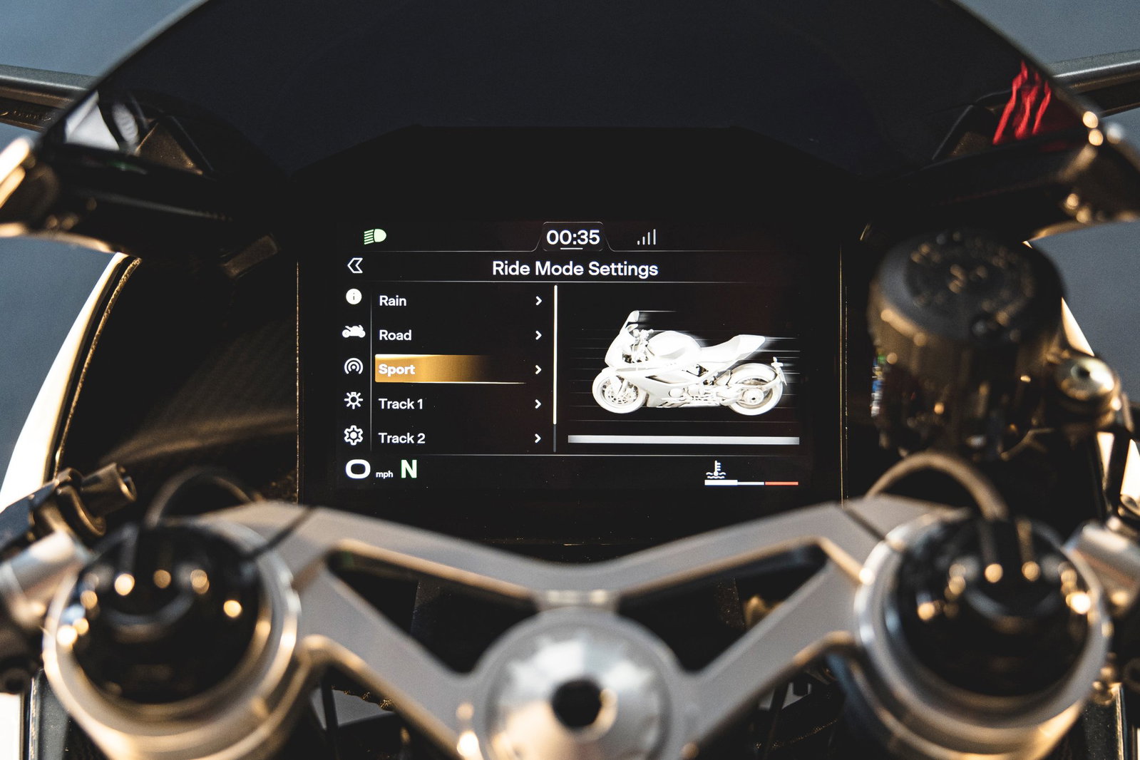 Duas motocicletas Norton, a esportiva Manx R e a roadster Atlas, lado a lado, exibindo seu design moderno e as inovações de engenharia.