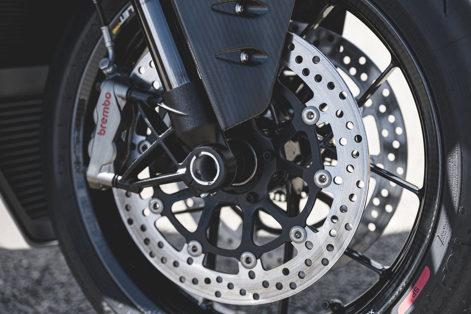Duas motocicletas Norton, a esportiva Manx R e a roadster Atlas, lado a lado, exibindo seu design moderno e as inovações de engenharia.