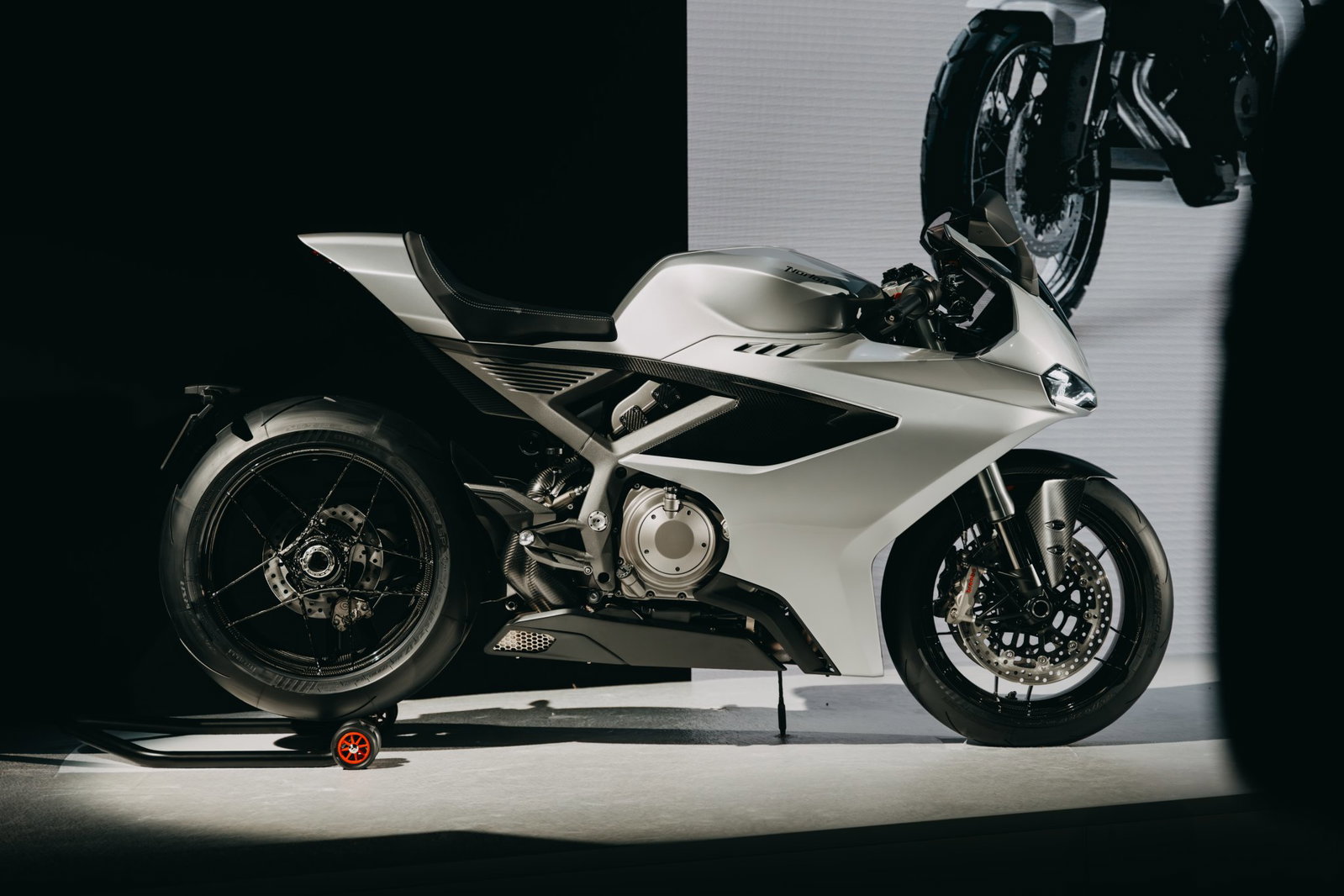 Duas motocicletas Norton, a esportiva Manx R e a roadster Atlas, lado a lado, exibindo seu design moderno e as inovações de engenharia.