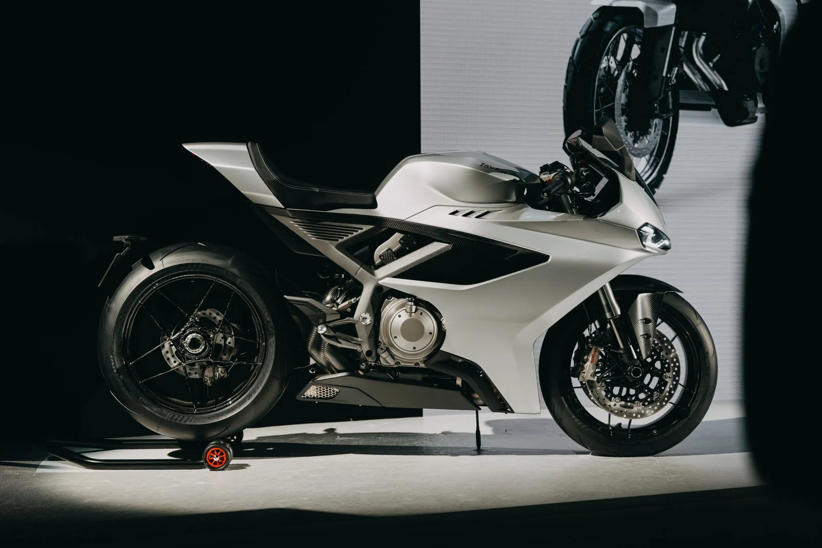 Duas motocicletas Norton, a esportiva Manx R e a roadster Atlas, lado a lado, exibindo seu design moderno e as inovações de engenharia.