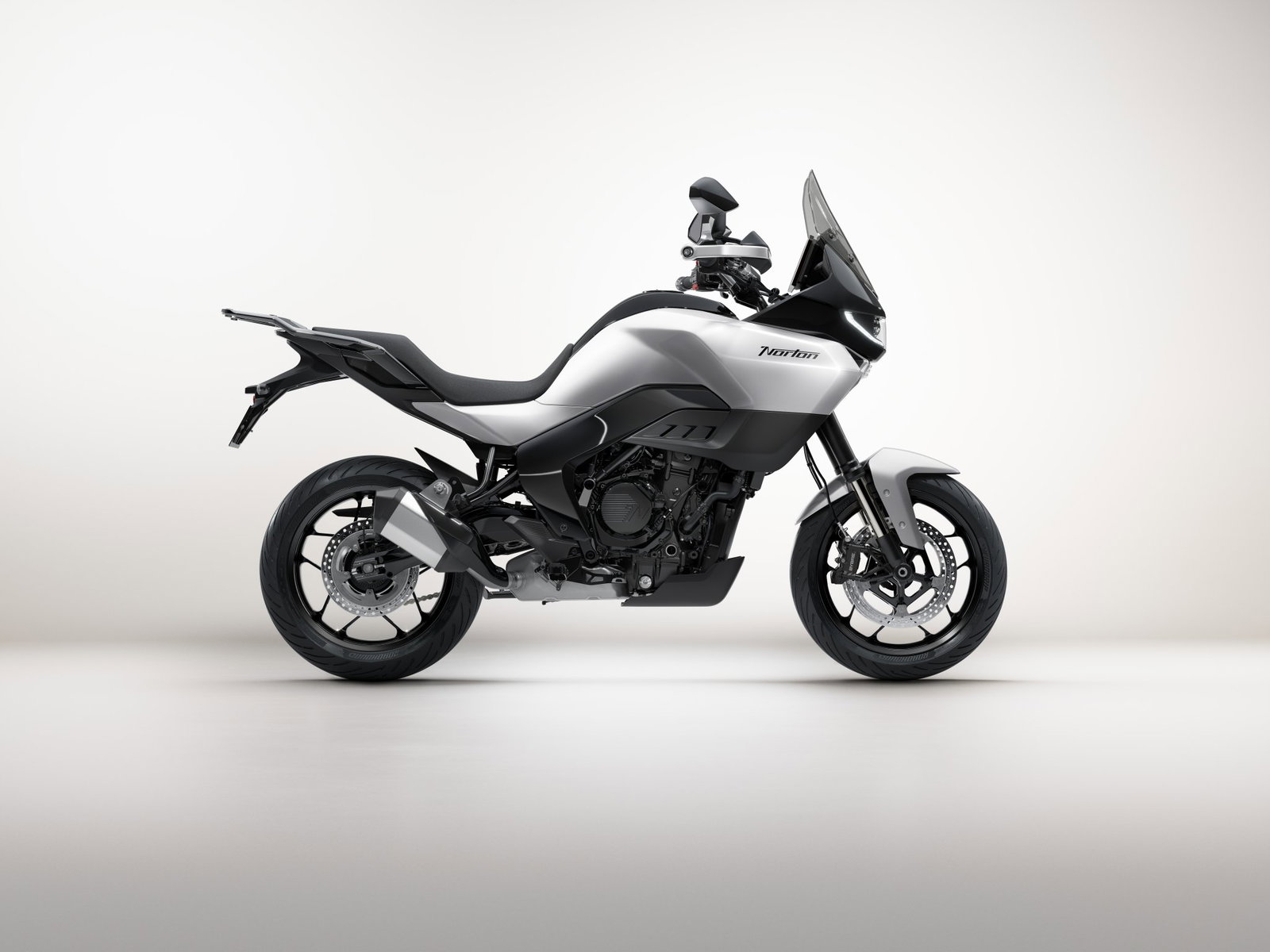 Duas motocicletas Norton, a esportiva Manx R e a roadster Atlas, lado a lado, exibindo seu design moderno e as inovações de engenharia.