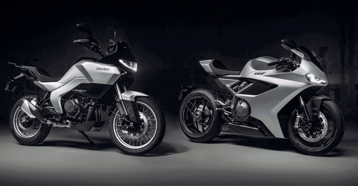 Duas motocicletas Norton, a esportiva Manx R e a roadster Atlas, lado a lado, exibindo seu design moderno e as inovações de engenharia.