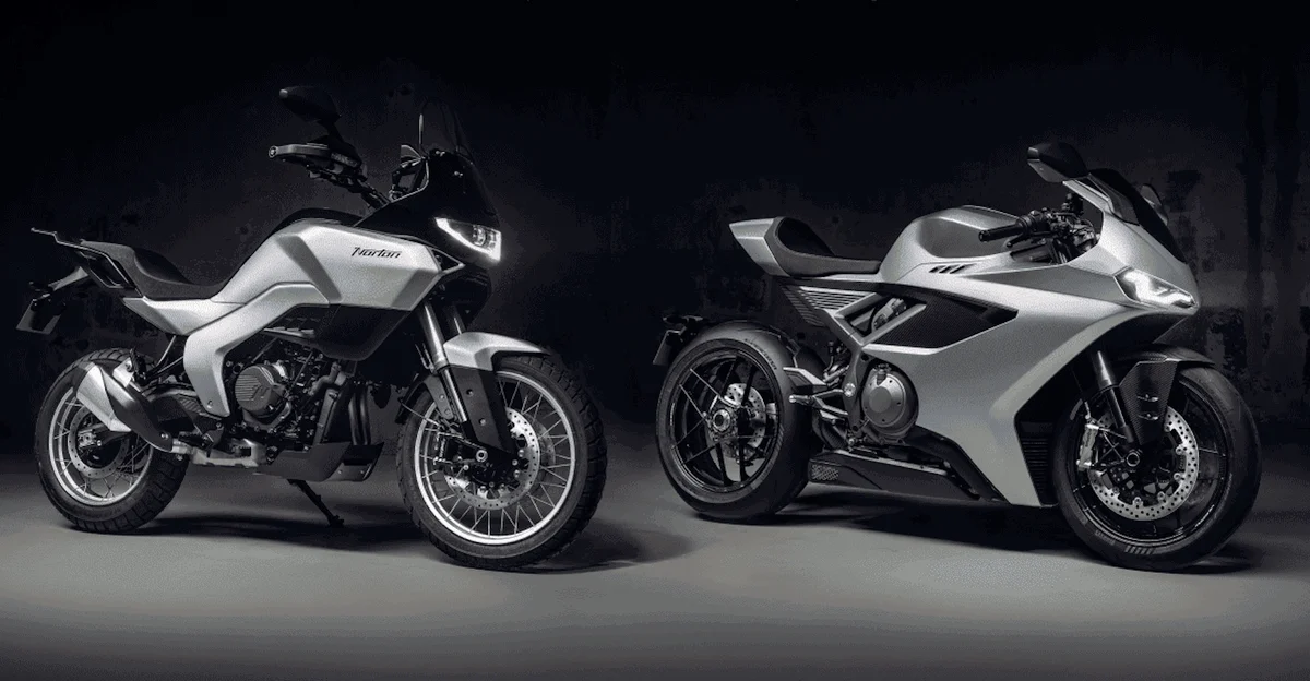Duas motocicletas Norton, a esportiva Manx R e a roadster Atlas, lado a lado, exibindo seu design moderno e as inovações de engenharia.