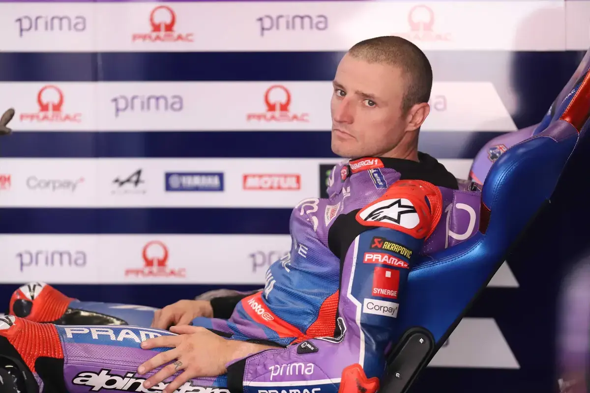 Jack Miller pilotando sua moto Yamaha em alta velocidade durante uma corrida de MotoGP, com foco na sua pilotagem agressiva e determinação em pista.