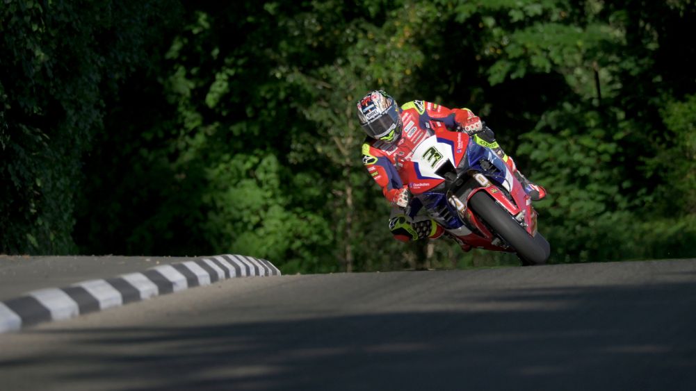 John McGuinness, o 'Rei da Montanha', em sua moto Honda de corrida no Mountain Course do Isle of Man TT, comemorando 30 anos de carreira.