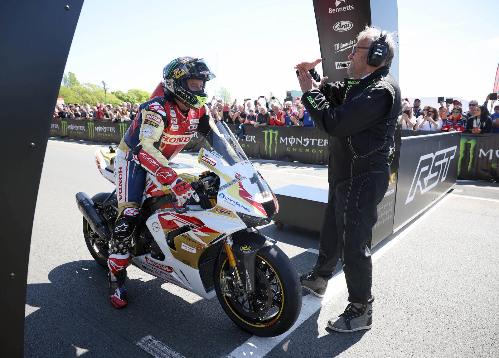 John McGuinness, o 'Rei da Montanha', em sua moto Honda de corrida no Mountain Course do Isle of Man TT, comemorando 30 anos de carreira.