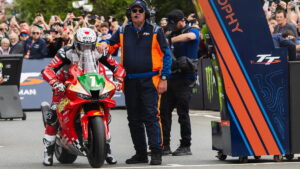 John McGuinness, o 'Rei da Montanha', em sua moto Honda de corrida no Mountain Course do Isle of Man TT, comemorando 30 anos de carreira.