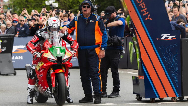 John McGuinness, o 'Rei da Montanha', em sua moto Honda de corrida no Mountain Course do Isle of Man TT, comemorando 30 anos de carreira.