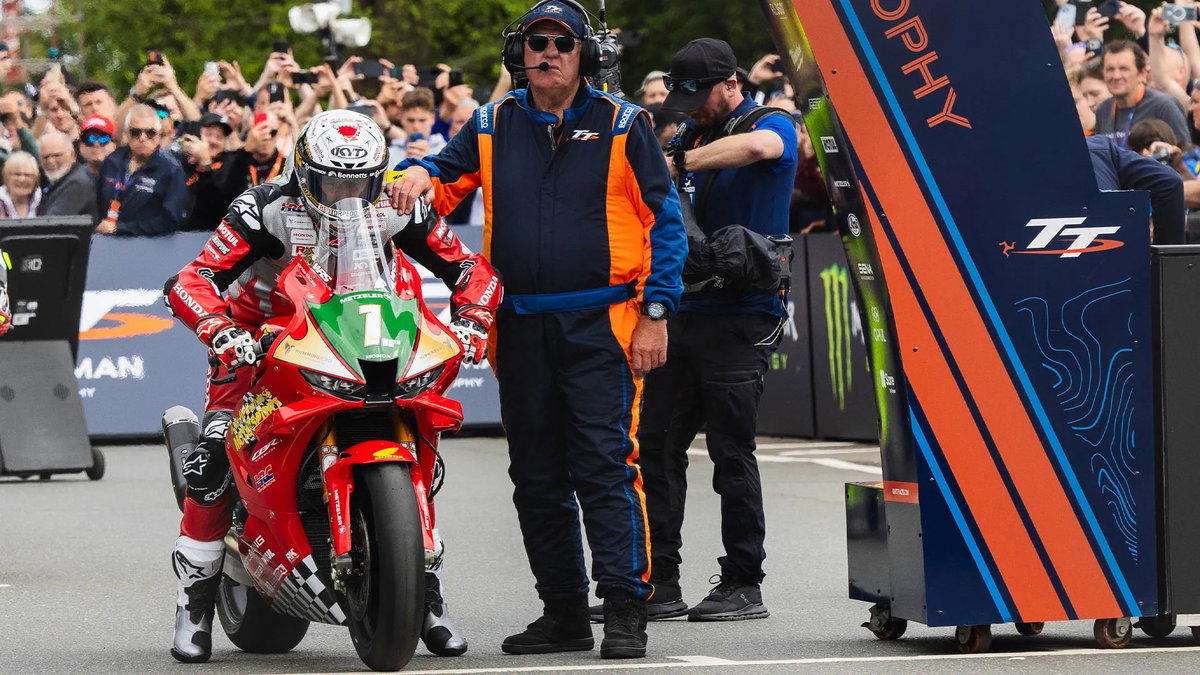 John McGuinness, o 'Rei da Montanha', em sua moto Honda de corrida no Mountain Course do Isle of Man TT, comemorando 30 anos de carreira.