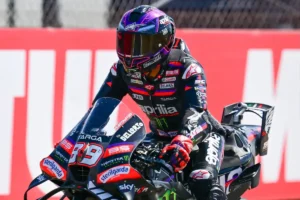 Jorge Martín celebrando sua pole position em Silverstone, pilotando sua Ducati Pramac durante o qualifying do MotoGP no Grande Prêmio Britânico.