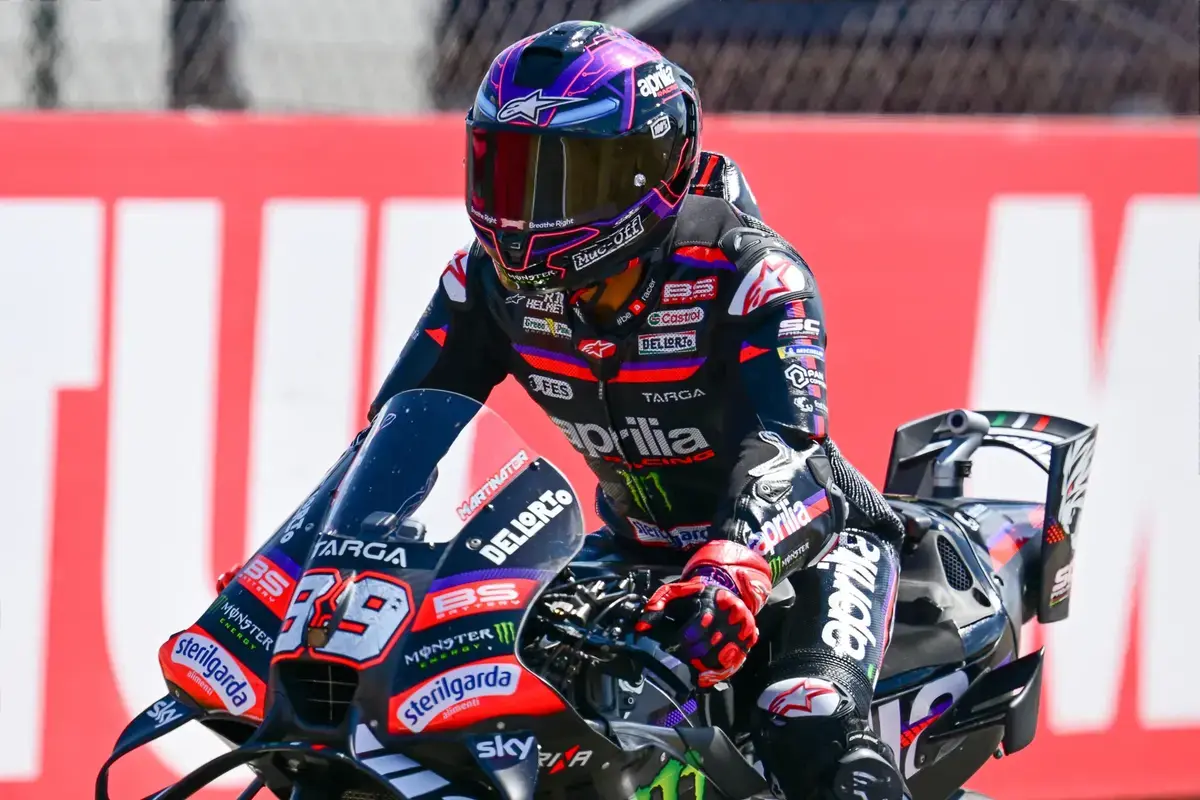 Jorge Martín celebrando sua pole position em Silverstone, pilotando sua Ducati Pramac durante o qualifying do MotoGP no Grande Prêmio Britânico.