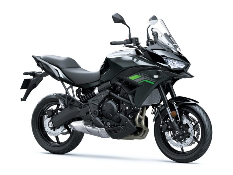 Detalhe da Kawasaki Versys 650 2027 em uma estrada sinuosa, destacando seu design atraente e iluminação LED, ideal para mototurismo e uso urbano.