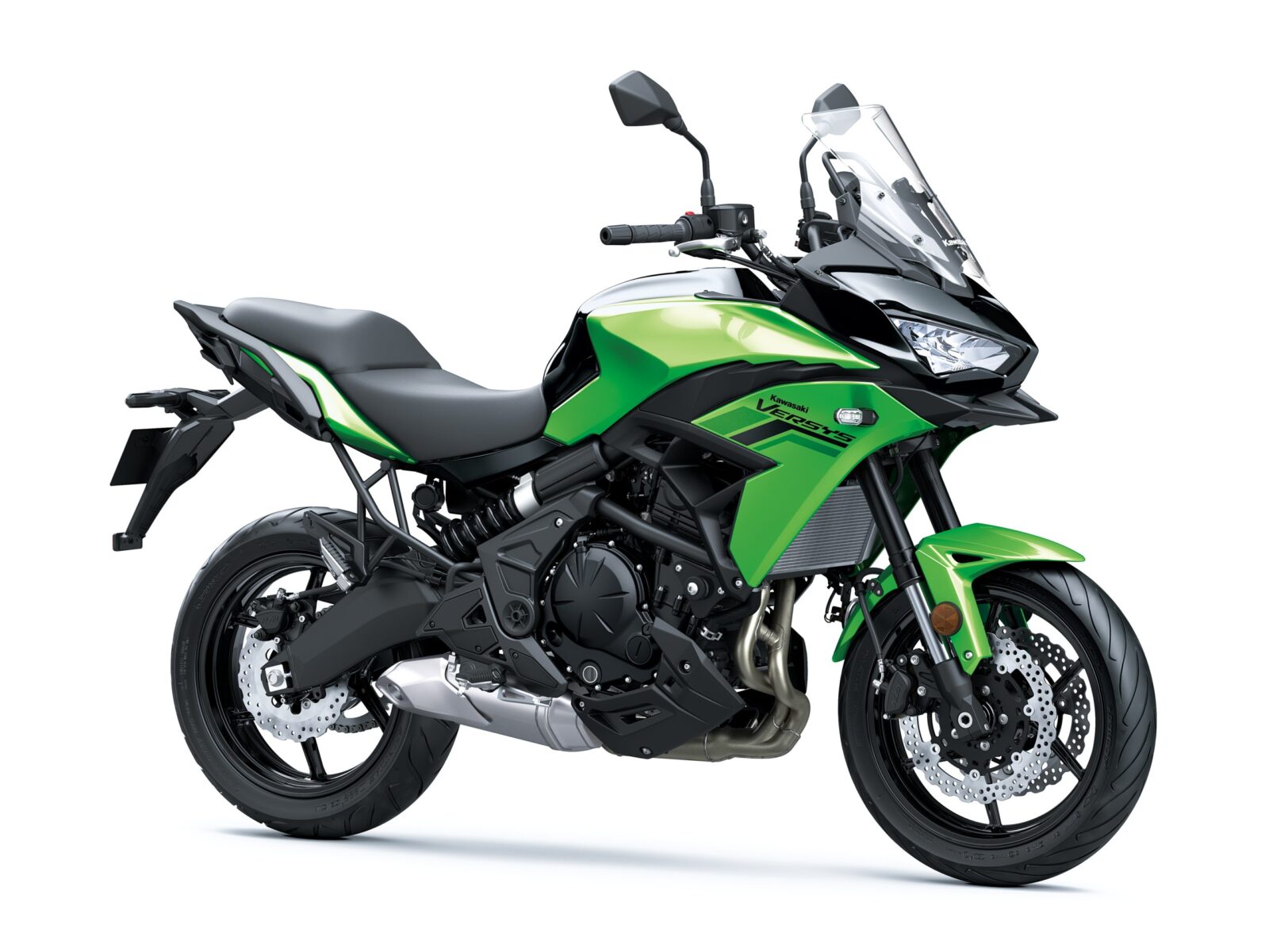 Detalhe da Kawasaki Versys 650 2027 em uma estrada sinuosa, destacando seu design atraente e iluminação LED, ideal para mototurismo e uso urbano.