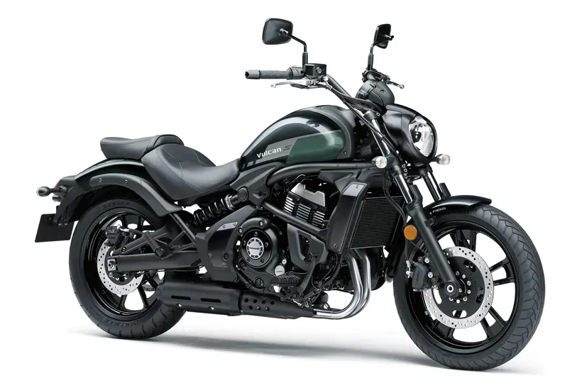 Kawasaki Vulcan S 2027, uma motocicleta cruiser moderna com design elegante e motor bicilíndrico de 649cc em destaque, estacionada em um ambiente urbano.
