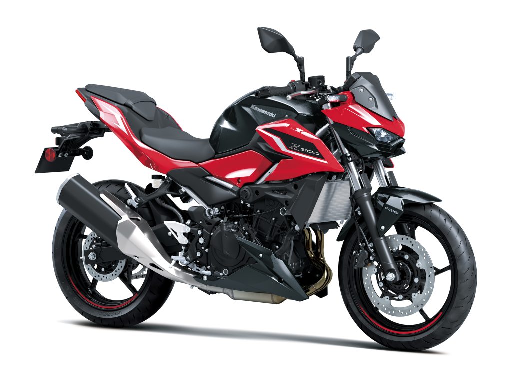 Kawasaki Z500 2027 em um cenário urbano, exibindo seu design agressivo e novo painel TFT colorido.