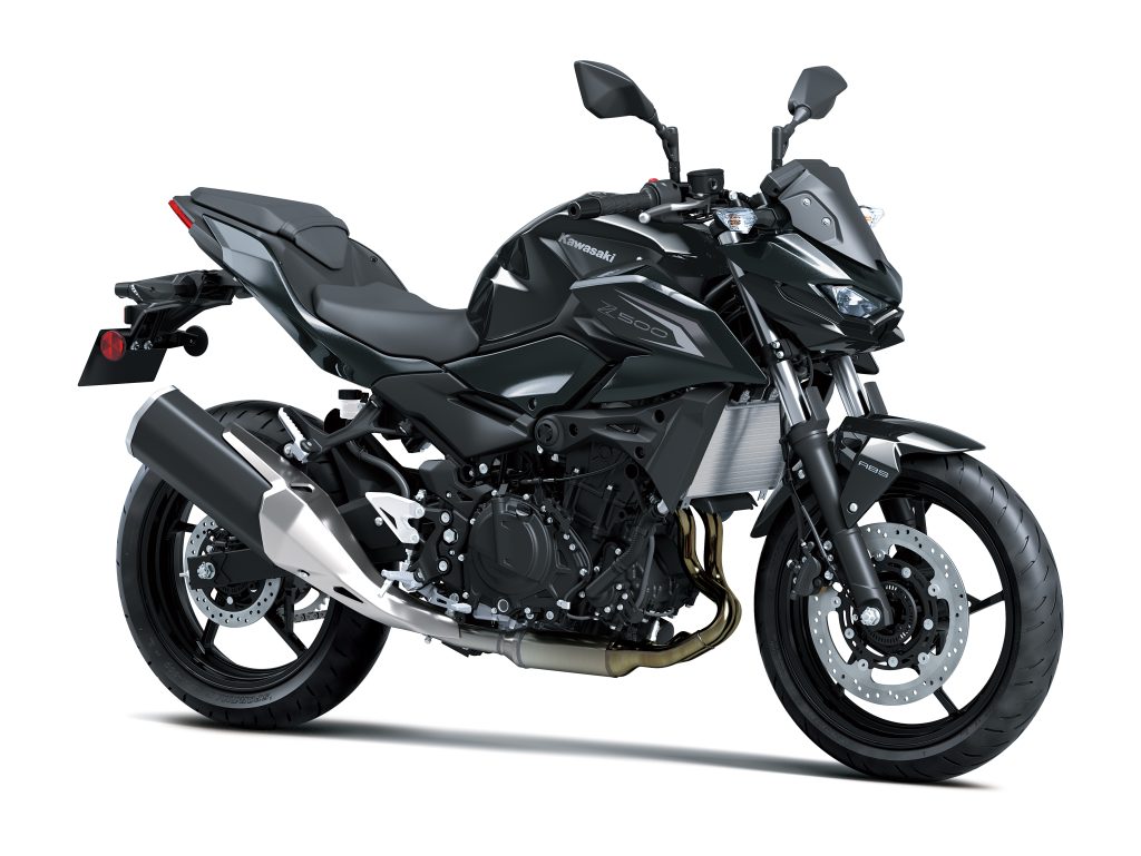 Kawasaki Z500 2027 em um cenário urbano, exibindo seu design agressivo e novo painel TFT colorido.