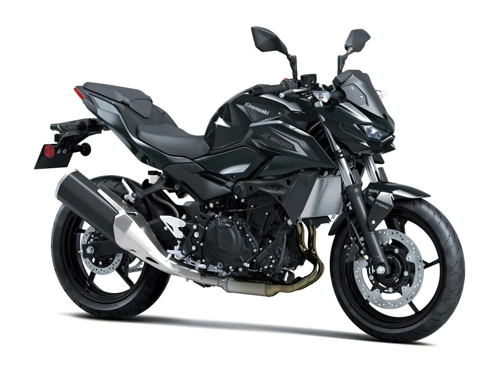 Kawasaki Z500 2027 em um cenário urbano, exibindo seu design agressivo e novo painel TFT colorido.