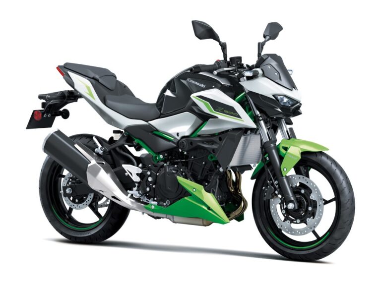 Kawasaki Z500 2027 em um cenário urbano, exibindo seu design agressivo e novo painel TFT colorido.