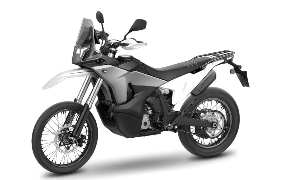 Kove 350 Rally em ação, destacando seu design inspirado no Dakar e sua agilidade em terrenos off-road