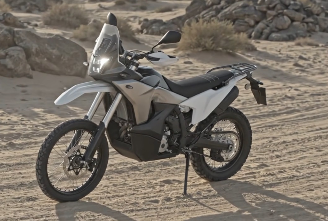 Kove 350 Rally em ação, destacando seu design inspirado no Dakar e sua agilidade em terrenos off-road