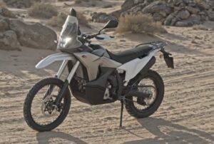 Kove 350 Rally em ação, destacando seu design inspirado no Dakar e sua agilidade em terrenos off-road