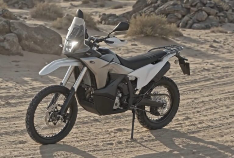 Kove 350 Rally em ação, destacando seu design inspirado no Dakar e sua agilidade em terrenos off-road