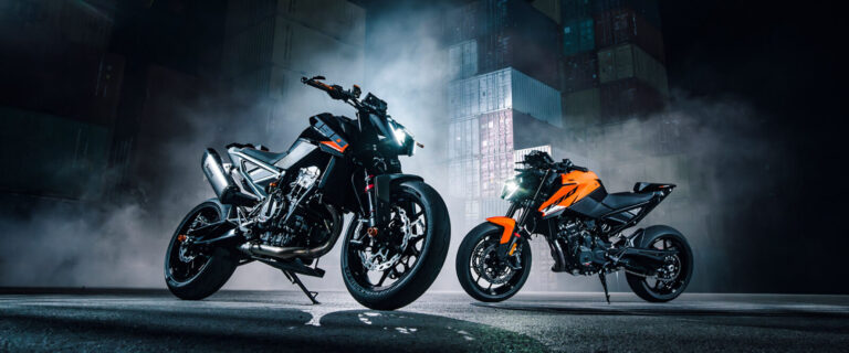 KTM 790 Duke 2027 sendo testada por jornalistas nos sinuosos Alpes austríacos, com paisagens montanhosas ao fundo, enfatizando sua agilidade e performance.