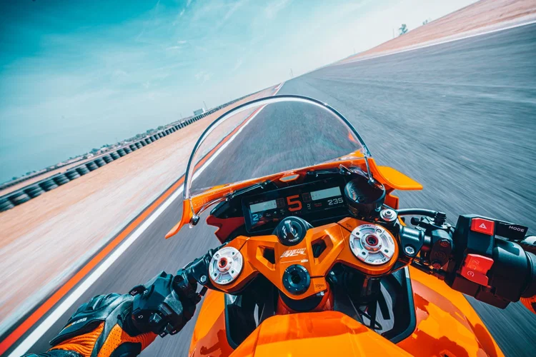 Uma imagem dinâmica da nova KTM RC 790 ou RC 490, mostrando seu design agressivo e esportivo, inspirado nas motos de MotoGP da marca.