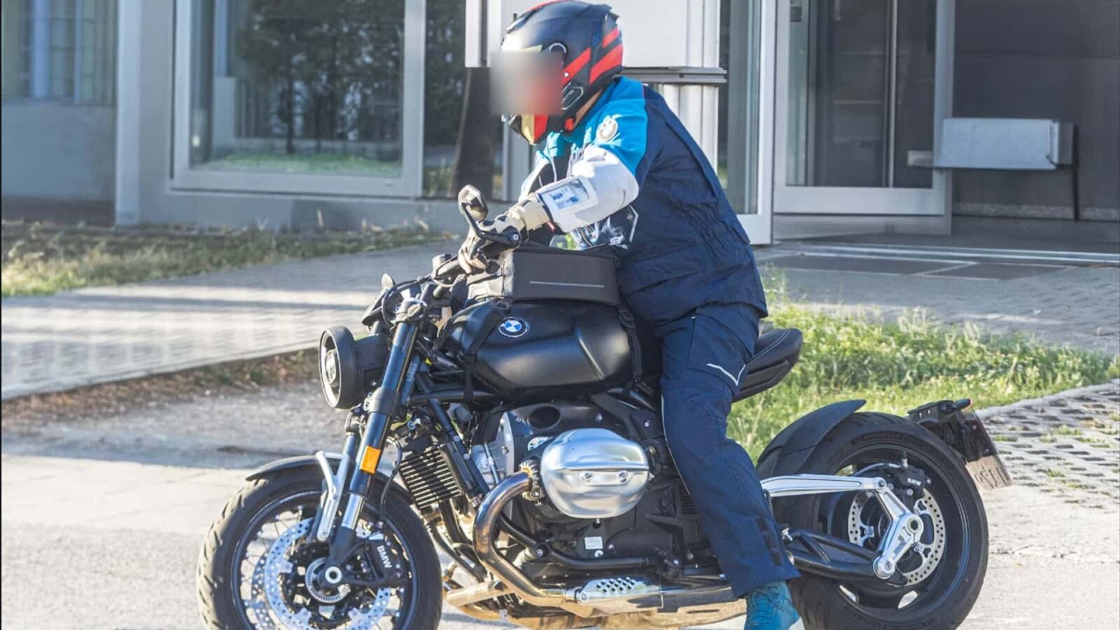 BMW R20 em testes de rua, mostrando seu design robusto e o imponente motor boxer de 2 litros.