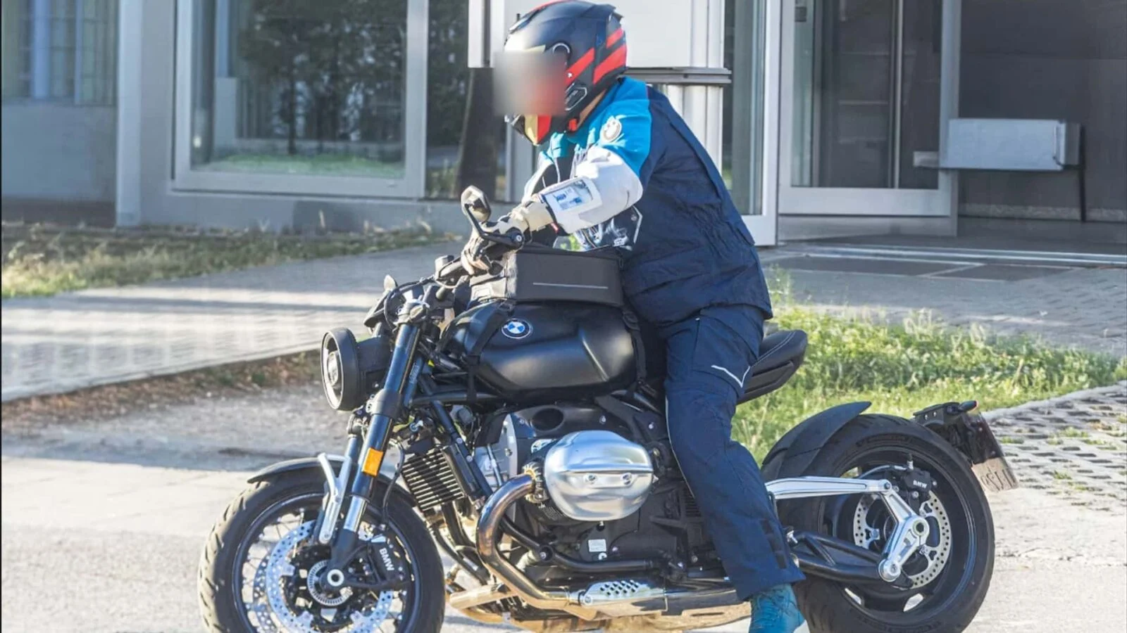 BMW R20 em testes de rua, mostrando seu design robusto e o imponente motor boxer de 2 litros.
