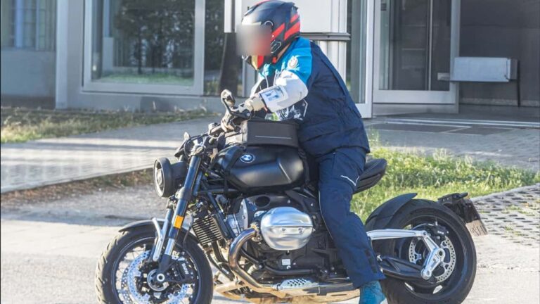 BMW R20 em testes de rua, mostrando seu design robusto e o imponente motor boxer de 2 litros.