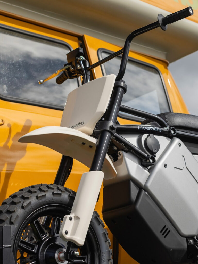 Richard Rawlings da Gas Monkey Garage e a mini-moto elétrica LiveWire S4 Honcho Trail, em um processo de customização inovador
