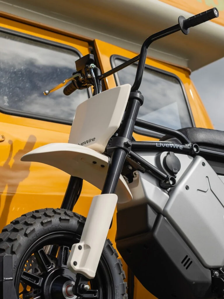 Richard Rawlings da Gas Monkey Garage e a mini-moto elétrica LiveWire S4 Honcho Trail, em um processo de customização inovador