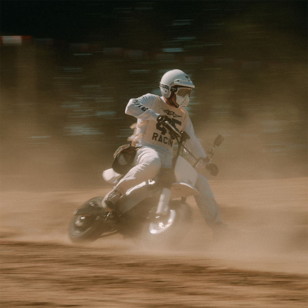 Richard Rawlings da Gas Monkey Garage e a mini-moto elétrica LiveWire S4 Honcho Trail, em um processo de customização inovador