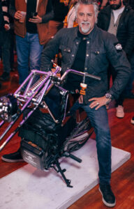 Richard Rawlings da Gas Monkey Garage e a mini-moto elétrica LiveWire S4 Honcho Trail, em um processo de customização inovador