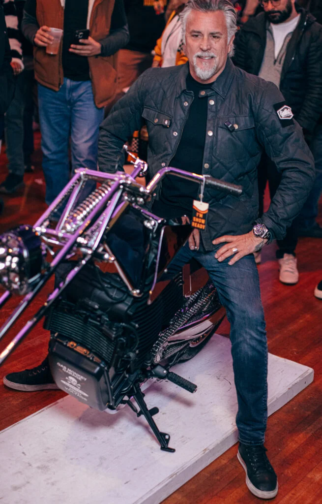 Richard Rawlings da Gas Monkey Garage e a mini-moto elétrica LiveWire S4 Honcho Trail, em um processo de customização inovador