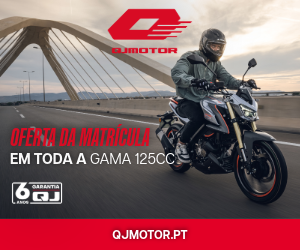 Luca Marini em sua moto Honda RC213V em alta velocidade durante uma corrida de MotoGP, com foco na sua performance.