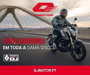 Luca Marini em sua moto Honda RC213V em alta velocidade durante uma corrida de MotoGP, com foco na sua performance.